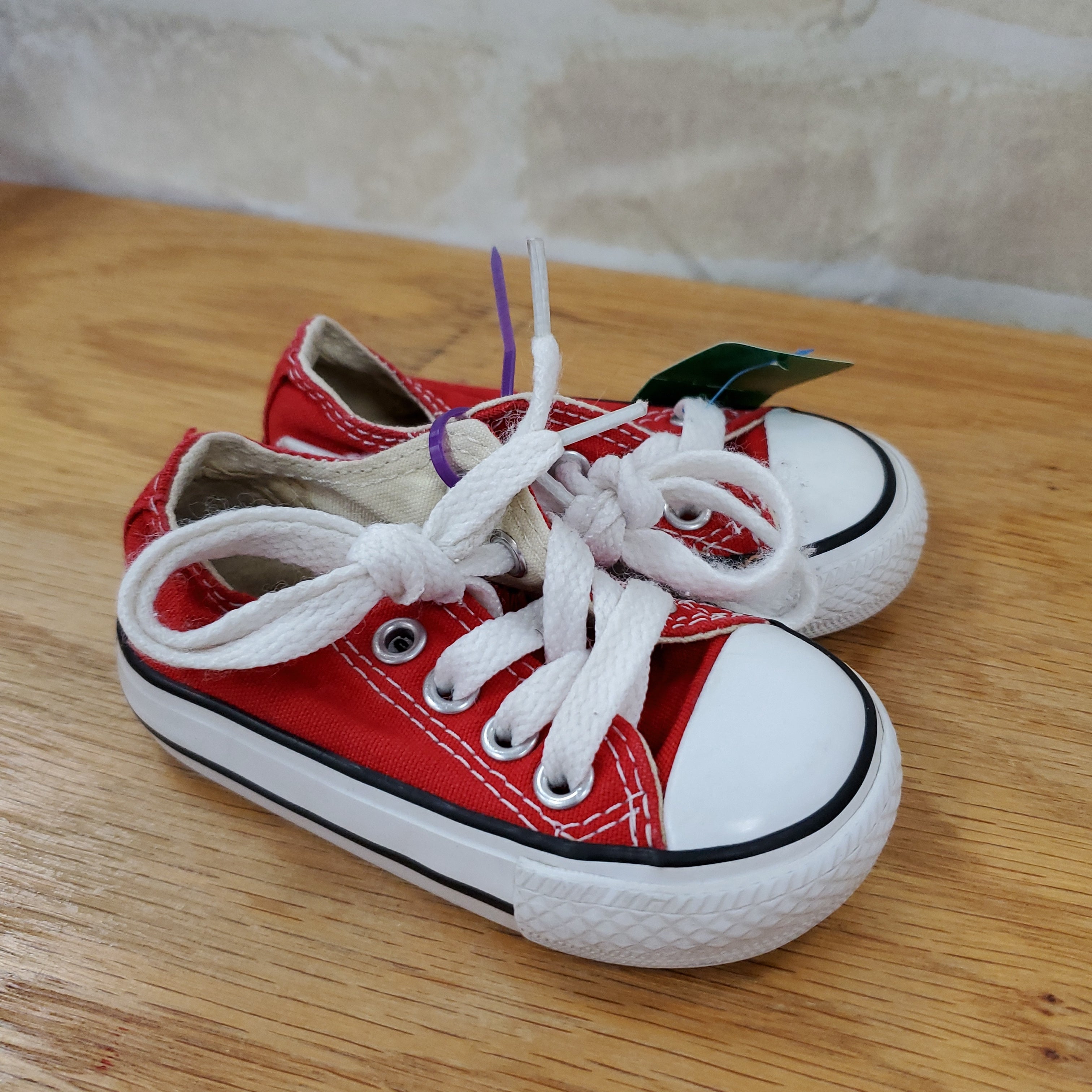 Converse girls or boys red tennis shoes tie 3