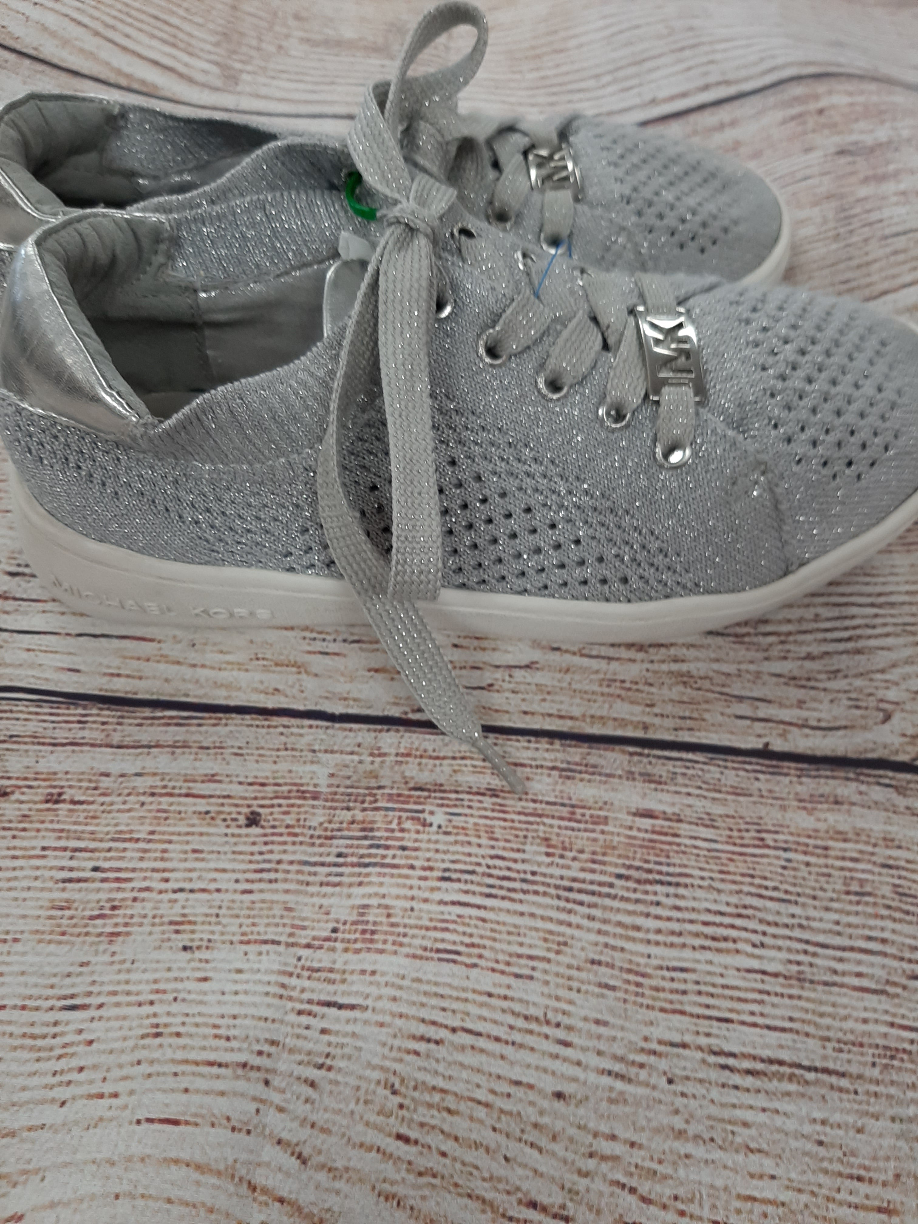 🌸Sale🌸 Michael Kors Poppy Lace Up Diagonal Weave Natural Size 9.5  49S9POFS3D | White and gold sneakers, Michael kors slip on, Studded sneakers
