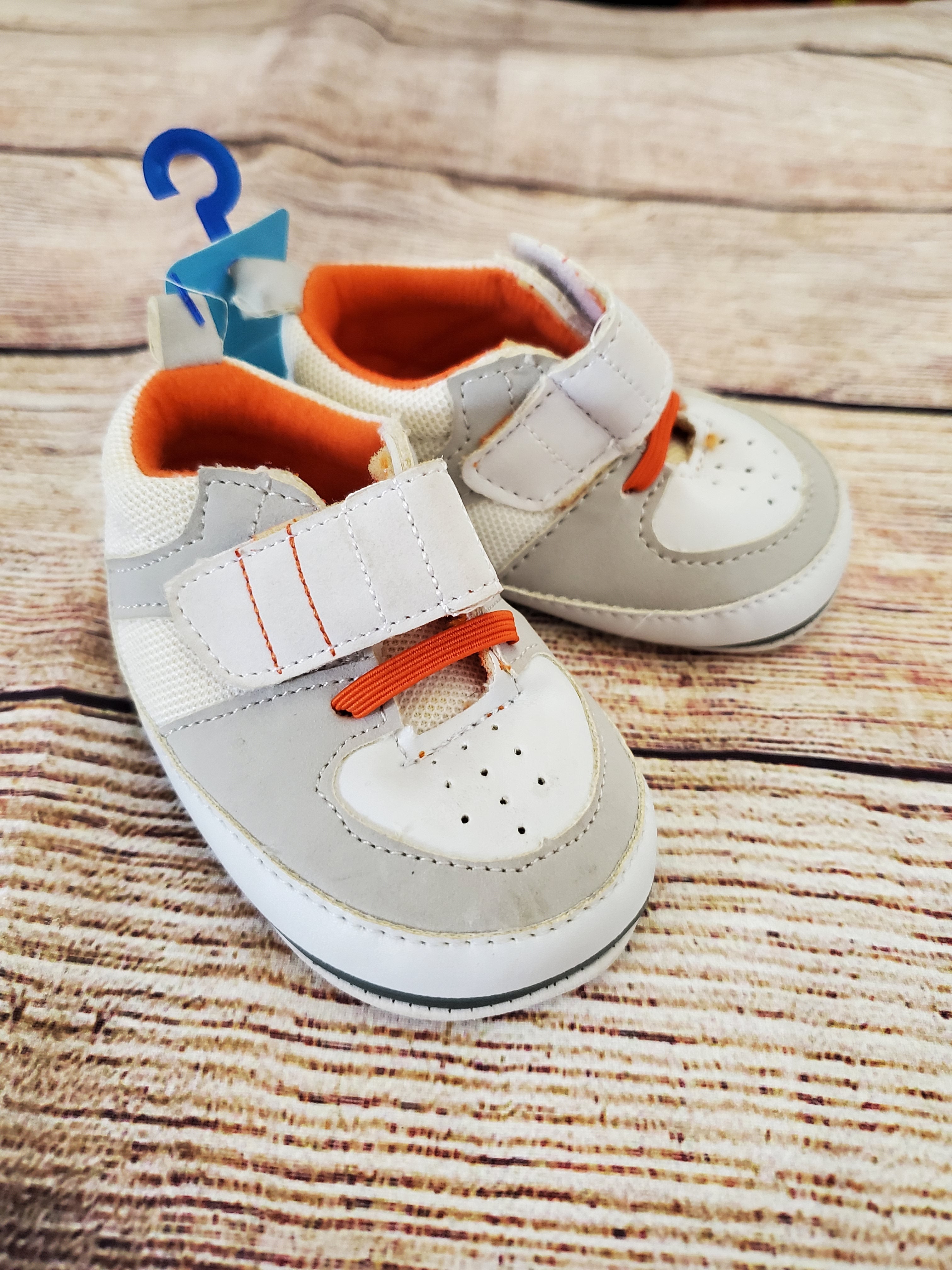 New Baby boy tennis shoes sz 3-6 months
