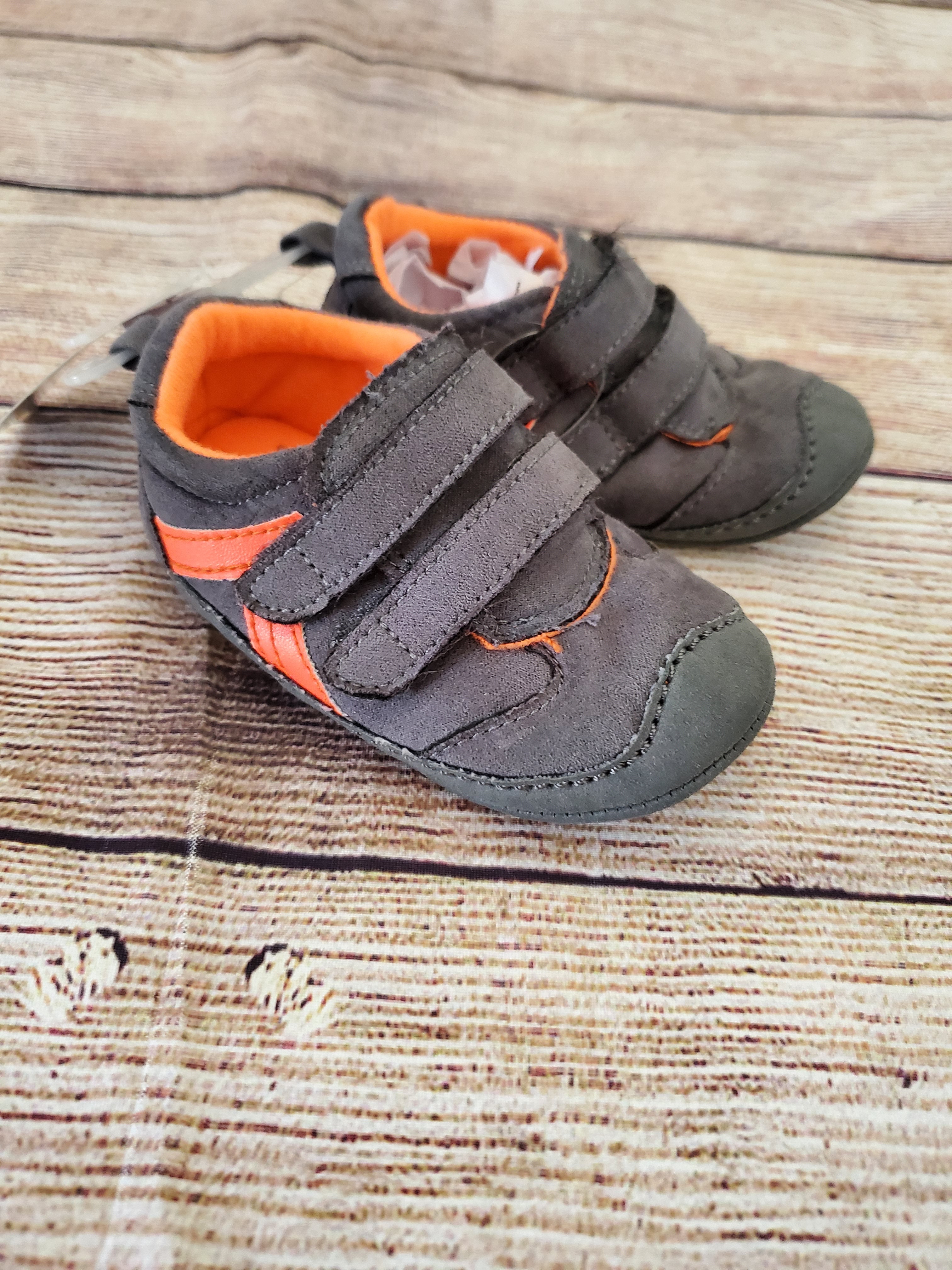 New Carters boys shoes sz6-9 months